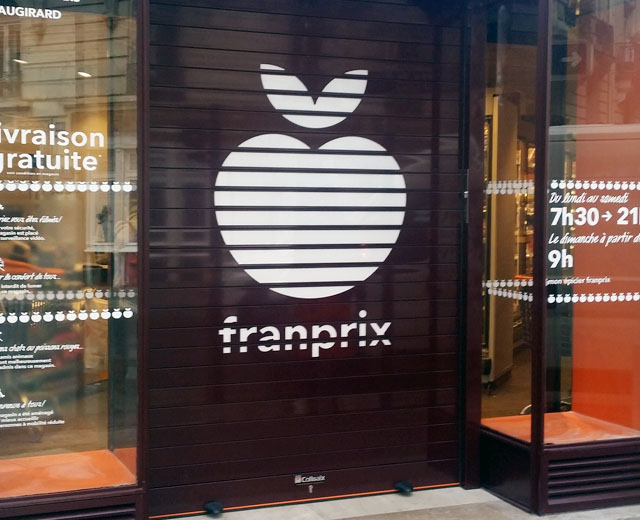 COLLBAIX équipe Franprix avec portes à enroulement DEKORA